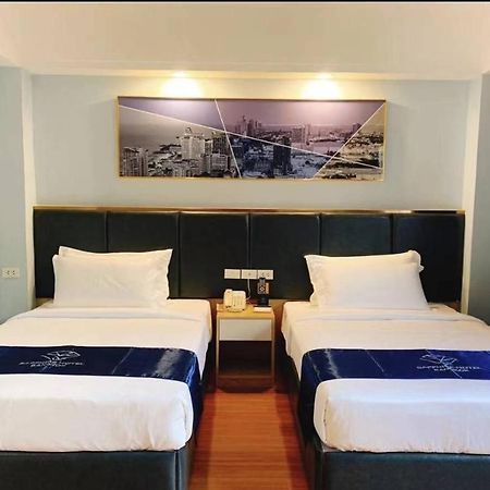Sapphire hotel Silom Bangkok 蓝宝石曼谷酒店 Bagian luar foto Deluxe Twin