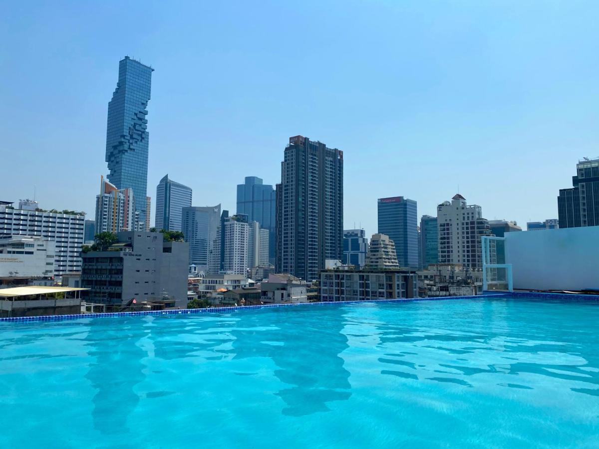 Sapphire hotel Silom Bangkok 蓝宝石曼谷酒店 Bagian luar foto View of the city from the rooftop pool