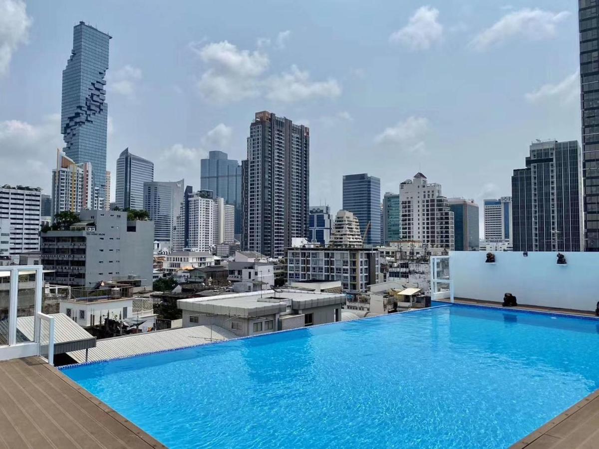 Sapphire hotel Silom Bangkok 蓝宝石曼谷酒店 Bagian luar foto View of the city from the rooftop pool