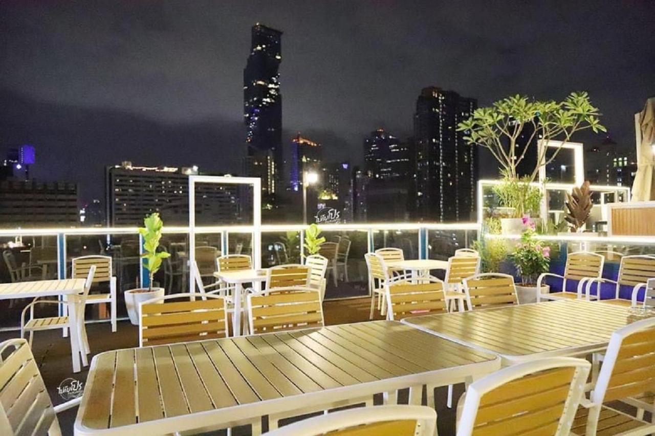Sapphire hotel Silom Bangkok 蓝宝石曼谷酒店 Bagian luar foto Rooftop bar at the hotel