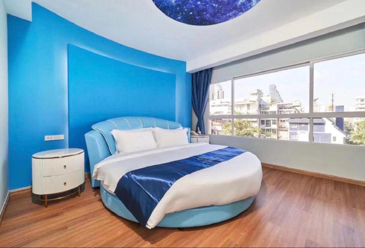 Sapphire hotel Silom Bangkok 蓝宝石曼谷酒店 Bagian luar foto A bedroom at the hotel