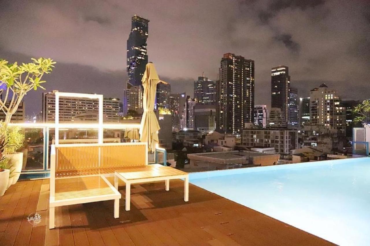 Sapphire hotel Silom Bangkok 蓝宝石曼谷酒店 Bagian luar foto The rooftop pool at the hotel