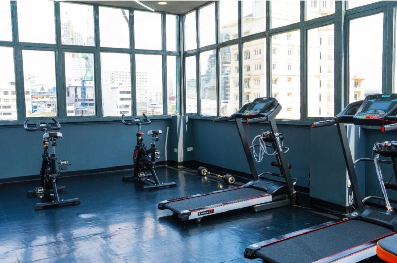 Sapphire hotel Silom Bangkok 蓝宝石曼谷酒店 Bagian luar foto The gym at the hotel