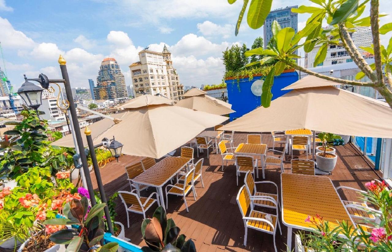 Sapphire hotel Silom Bangkok 蓝宝石曼谷酒店 Bagian luar foto The rooftop bar at the hotel