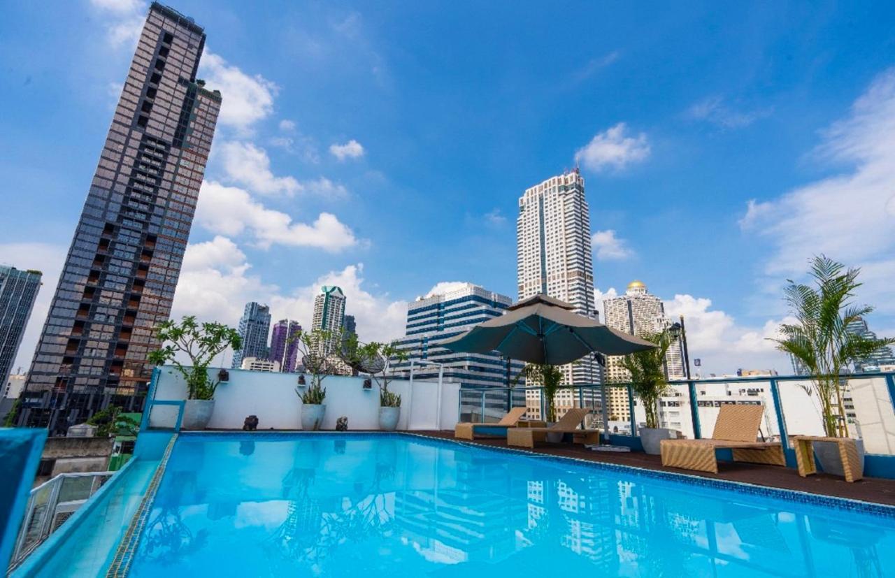 Sapphire hotel Silom Bangkok 蓝宝石曼谷酒店 Bagian luar foto The pool at the rooftop of the hotel