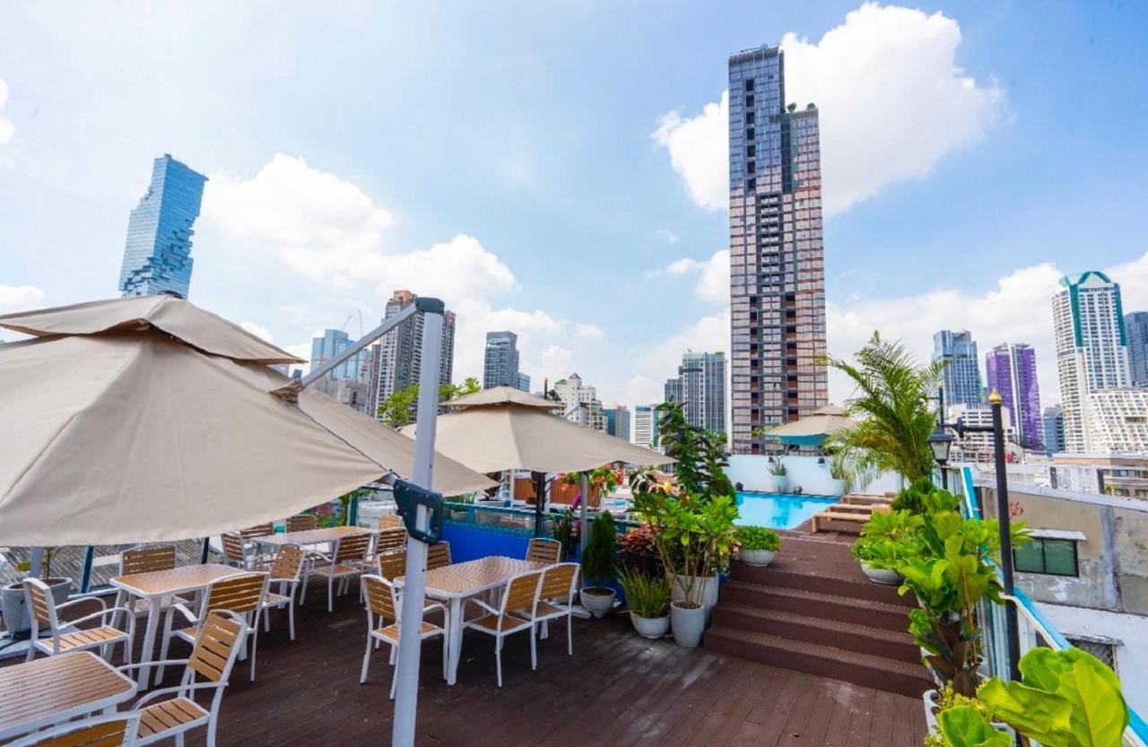 Sapphire hotel Silom Bangkok 蓝宝石曼谷酒店 Bagian luar foto Rooftop pool at the hotel