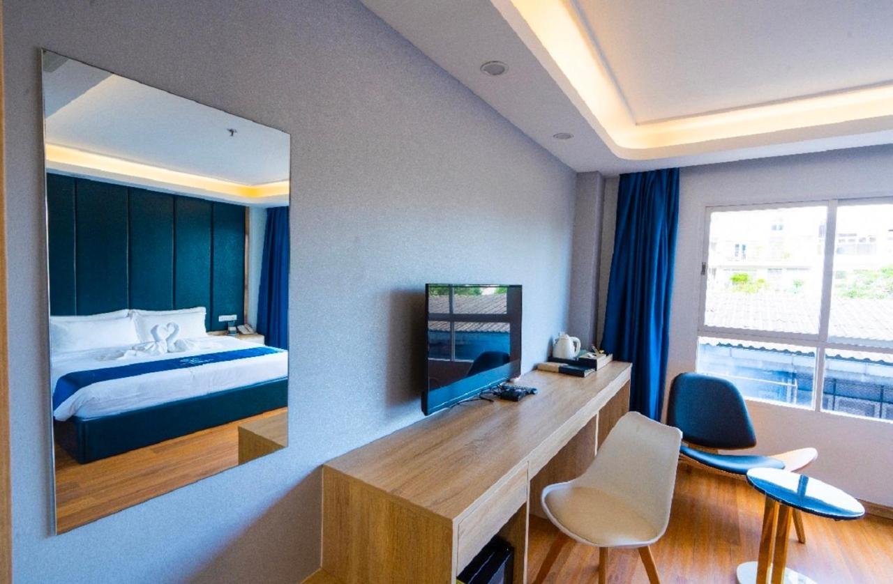 Sapphire hotel Silom Bangkok 蓝宝石曼谷酒店 Bagian luar foto Deluxe Room