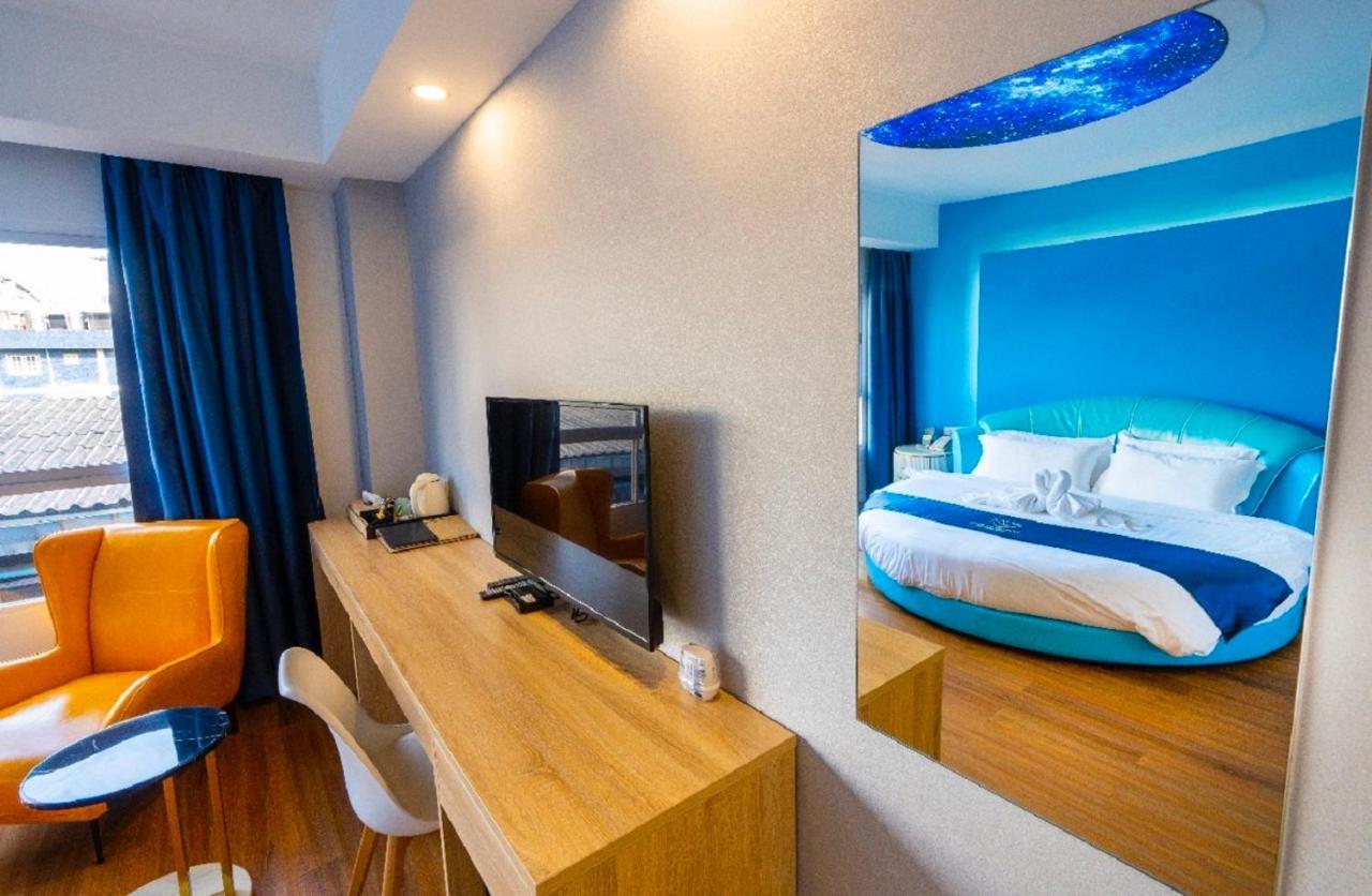 Sapphire hotel Silom Bangkok 蓝宝石曼谷酒店 Bagian luar foto Deluxe room