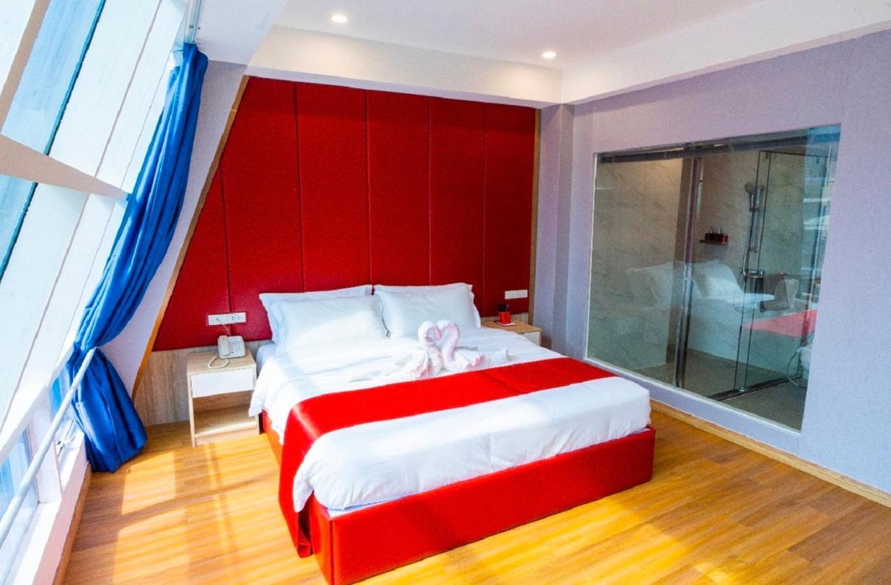 Sapphire hotel Silom Bangkok 蓝宝石曼谷酒店 Bagian luar foto A bedroom at the hotel