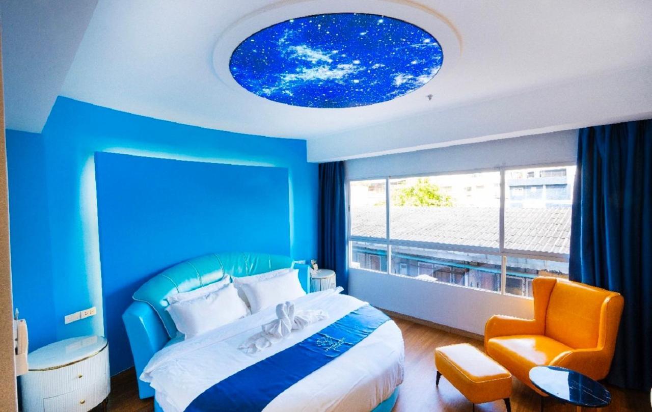 Sapphire hotel Silom Bangkok 蓝宝石曼谷酒店 Bagian luar foto A room at the hotel