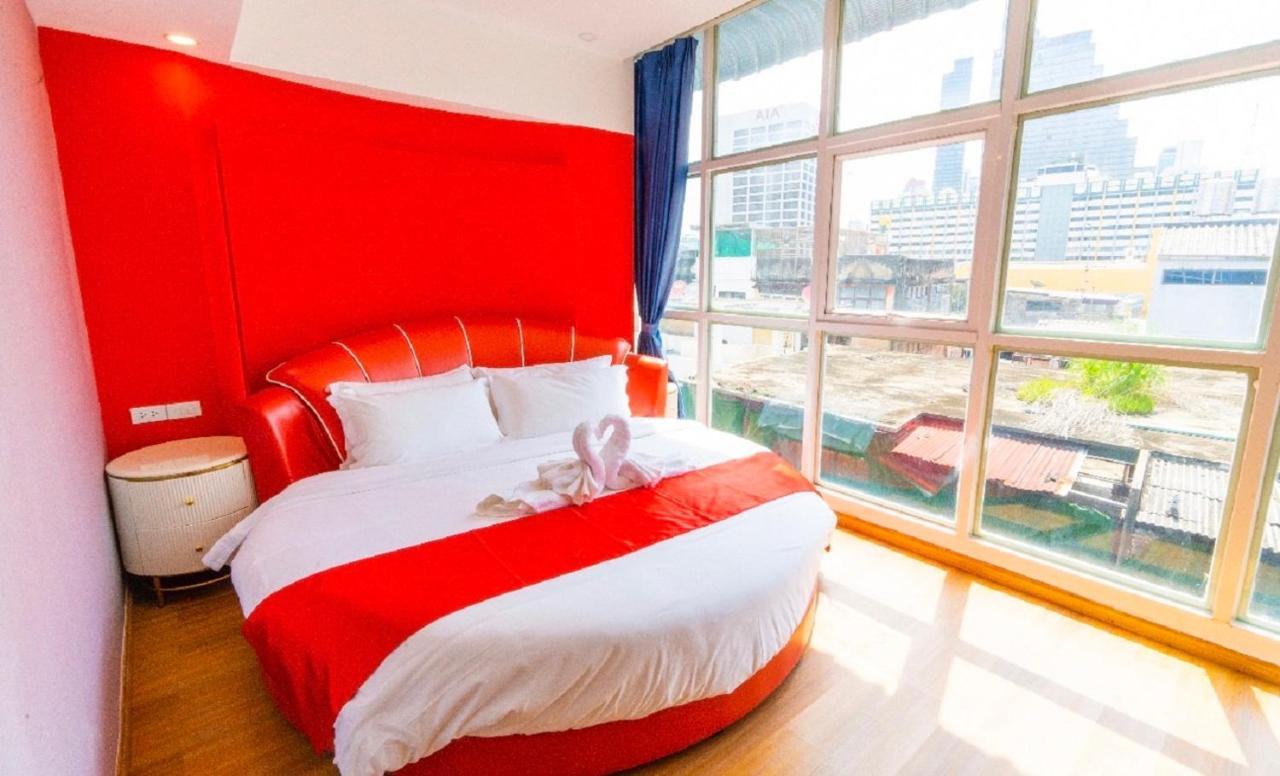 Sapphire hotel Silom Bangkok 蓝宝石曼谷酒店 Bagian luar foto A room at the hotel