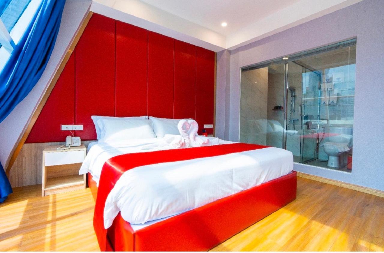 Sapphire hotel Silom Bangkok 蓝宝石曼谷酒店 Bagian luar foto A room at the hotel