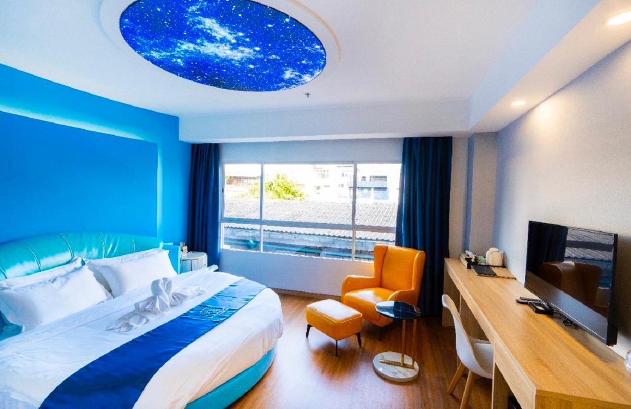 Sapphire hotel Silom Bangkok 蓝宝石曼谷酒店 Bagian luar foto A room at the hotel
