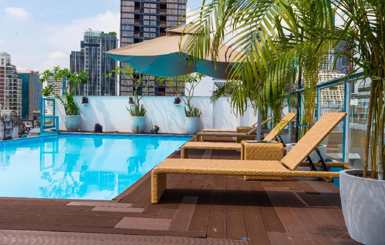 Sapphire hotel Silom Bangkok 蓝宝石曼谷酒店 Bagian luar foto Rooftop pool at the hotel