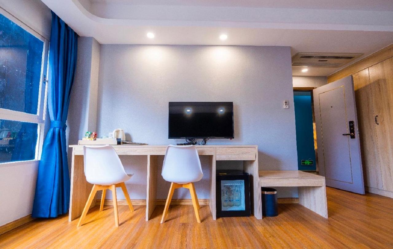 Sapphire hotel Silom Bangkok 蓝宝石曼谷酒店 Bagian luar foto A room at the hotel