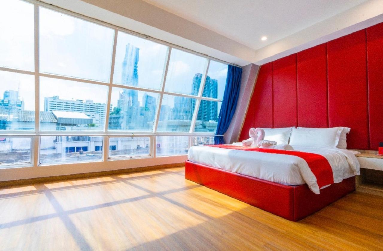 Sapphire hotel Silom Bangkok 蓝宝石曼谷酒店 Bagian luar foto A bedroom at the hotel