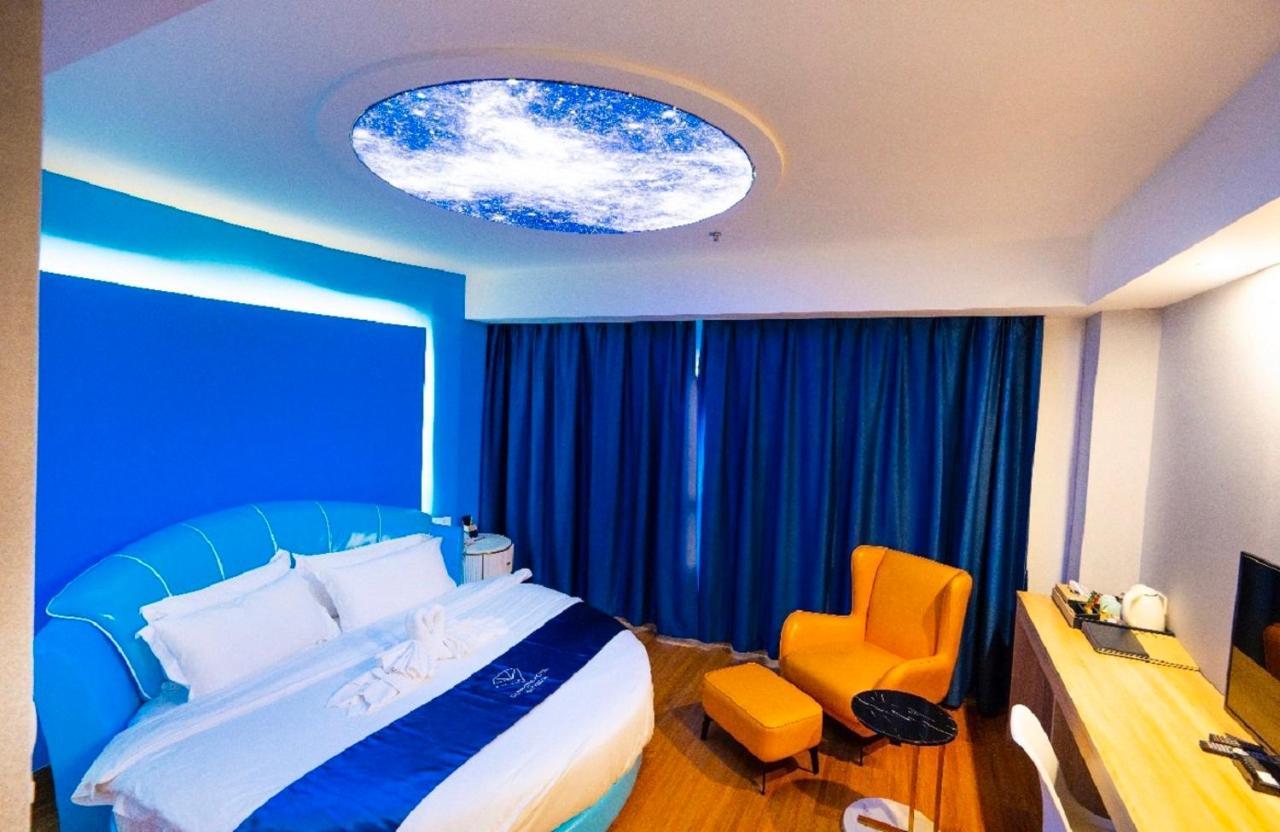 Sapphire hotel Silom Bangkok 蓝宝石曼谷酒店 Bagian luar foto A room at the hotel