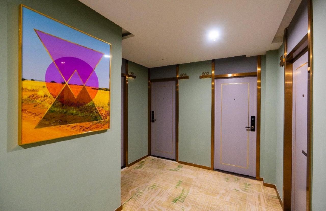 Sapphire hotel Silom Bangkok 蓝宝石曼谷酒店 Bagian luar foto Artwork by artist, Mark Rothko, in the hallway of the 10th floor of the hotel