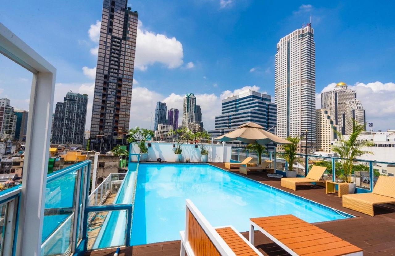 Sapphire hotel Silom Bangkok 蓝宝石曼谷酒店 Bagian luar foto Rooftop pool at the hotel