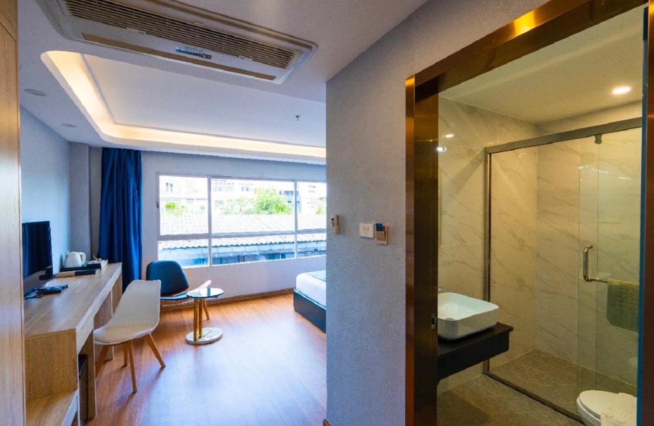 Sapphire hotel Silom Bangkok 蓝宝石曼谷酒店 Bagian luar foto A room at the hotel