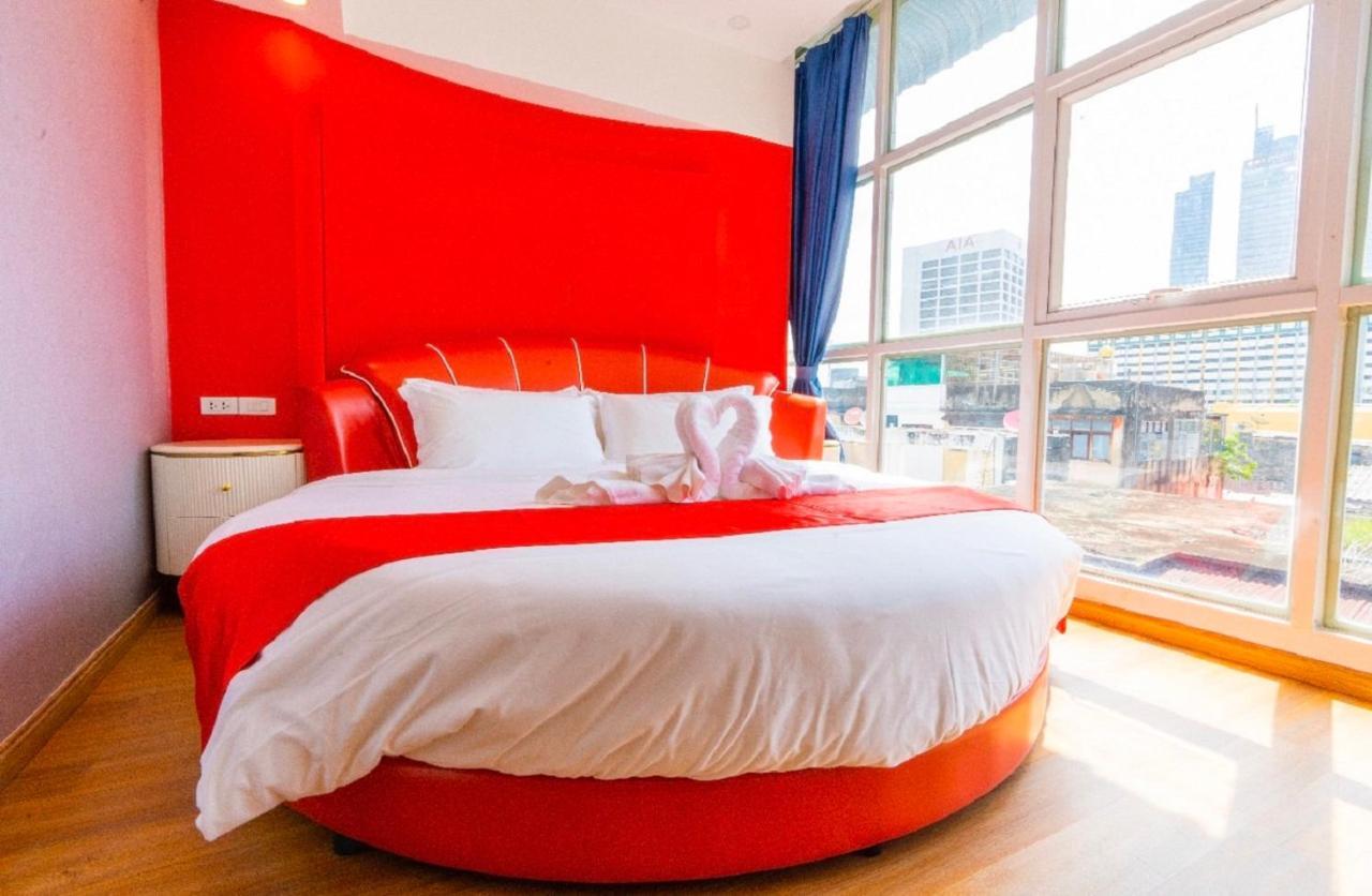 Sapphire hotel Silom Bangkok 蓝宝石曼谷酒店 Bagian luar foto A room at the hotel