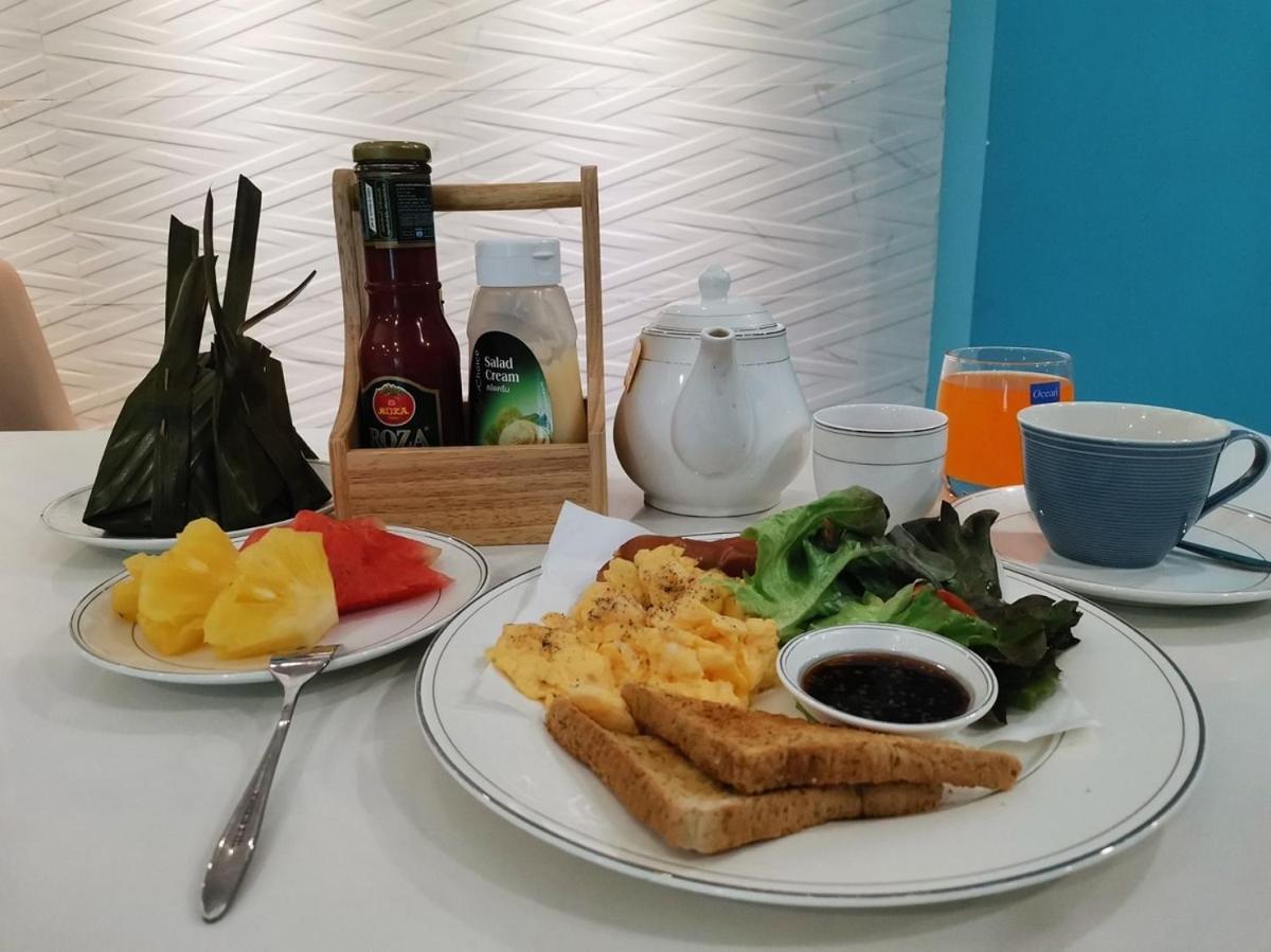 Sapphire hotel Silom Bangkok 蓝宝石曼谷酒店 Bagian luar foto A breakfast set at a restaurant in Malaysia