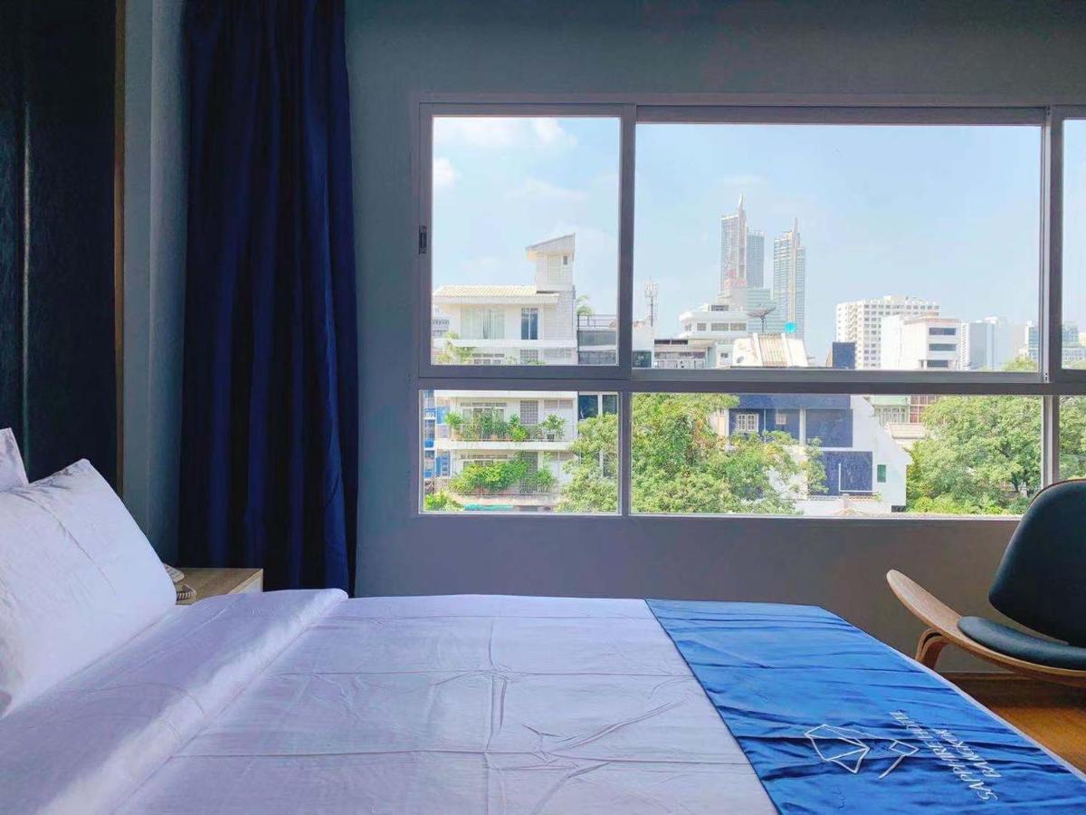 Sapphire hotel Silom Bangkok 蓝宝石曼谷酒店 Bagian luar foto A room at the hotel