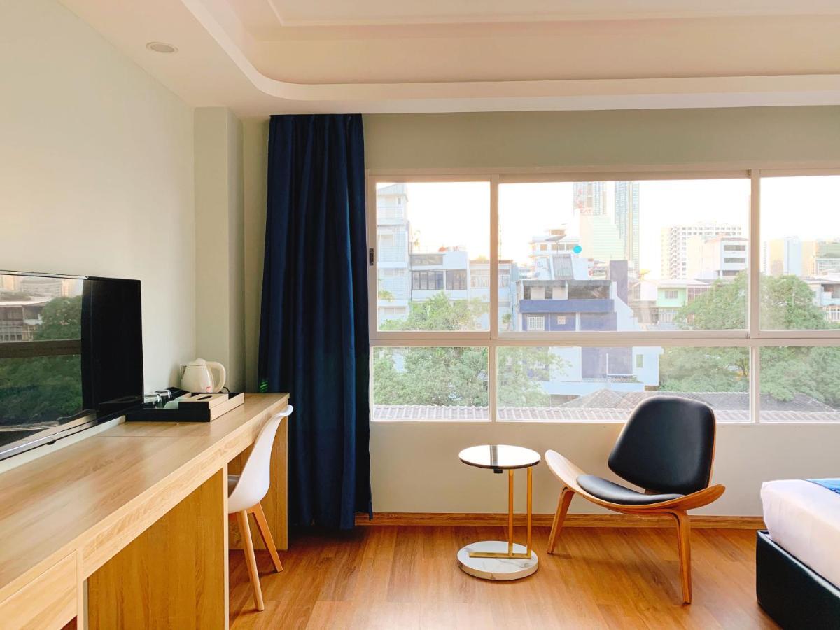 Sapphire hotel Silom Bangkok 蓝宝石曼谷酒店 Bagian luar foto A room at the hotel