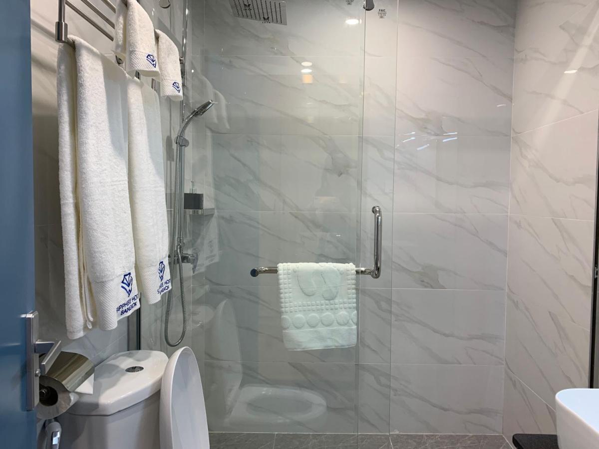 Sapphire hotel Silom Bangkok 蓝宝石曼谷酒店 Bagian luar foto A shower with a sliding door