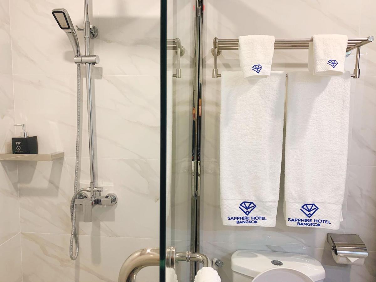 Sapphire hotel Silom Bangkok 蓝宝石曼谷酒店 Bagian luar foto Bathroom