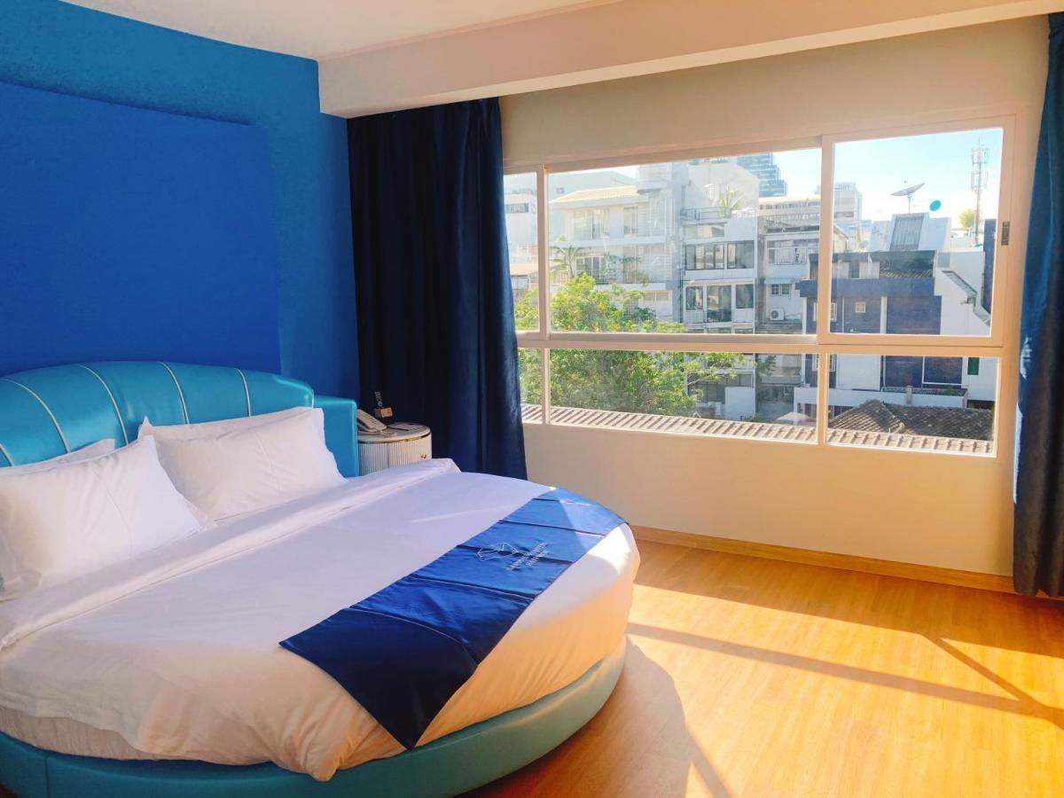 Sapphire hotel Silom Bangkok 蓝宝石曼谷酒店 Bagian luar foto A bedroom at the hotel
