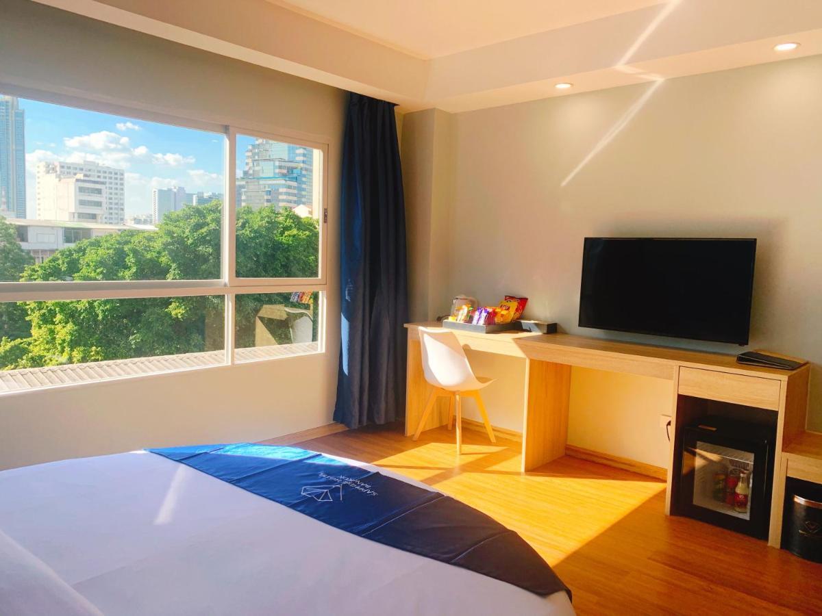 Sapphire hotel Silom Bangkok 蓝宝石曼谷酒店 Bagian luar foto A room at the hotel