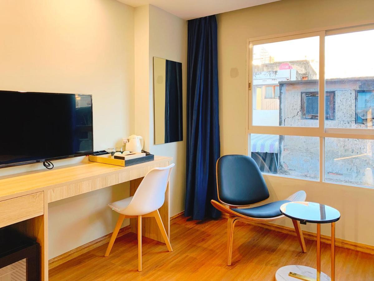 Sapphire hotel Silom Bangkok 蓝宝石曼谷酒店 Bagian luar foto A room at the hotel