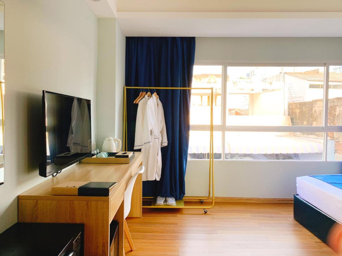 Sapphire hotel Silom Bangkok 蓝宝石曼谷酒店 Bagian luar foto A room at the hotel