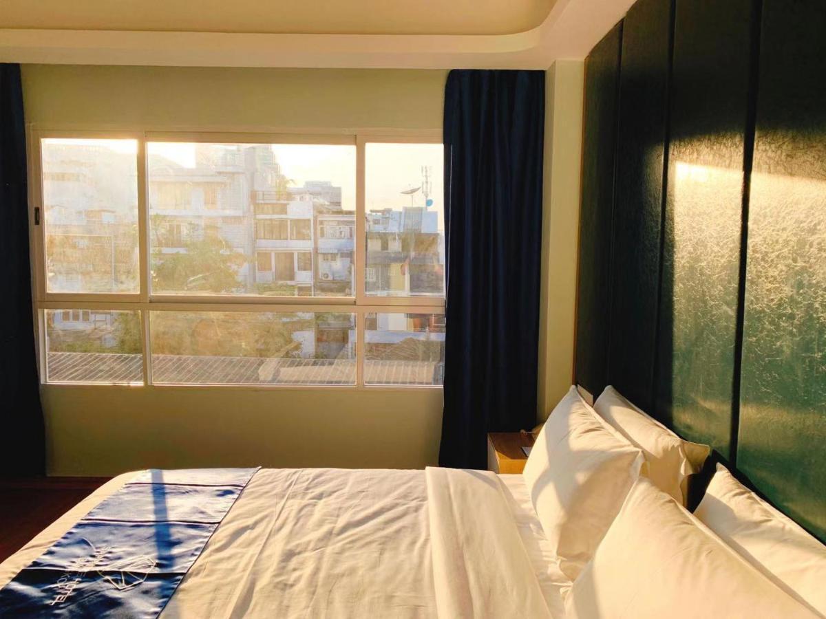 Sapphire hotel Silom Bangkok 蓝宝石曼谷酒店 Bagian luar foto A room at the hotel
