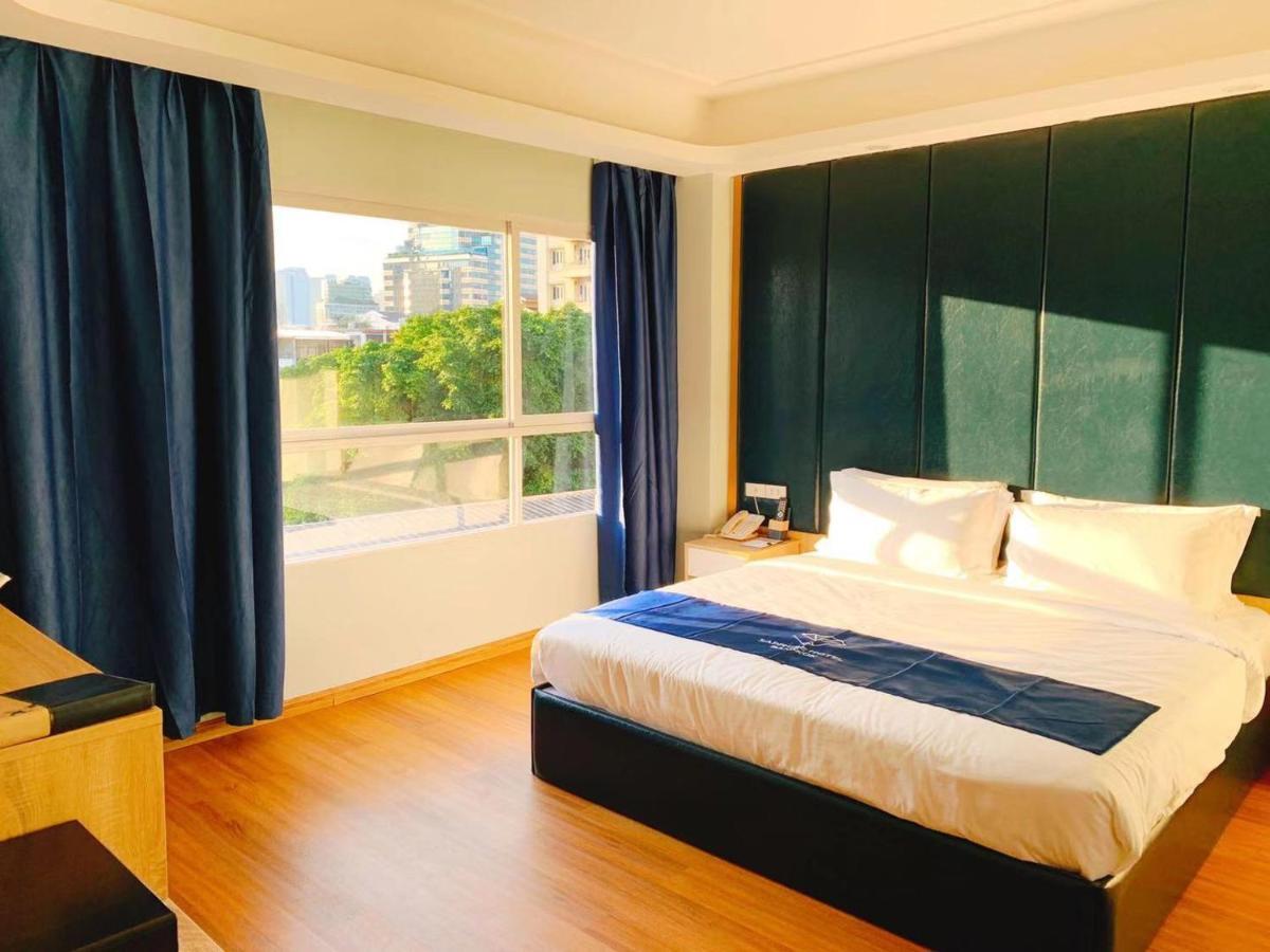Sapphire hotel Silom Bangkok 蓝宝石曼谷酒店 Bagian luar foto
