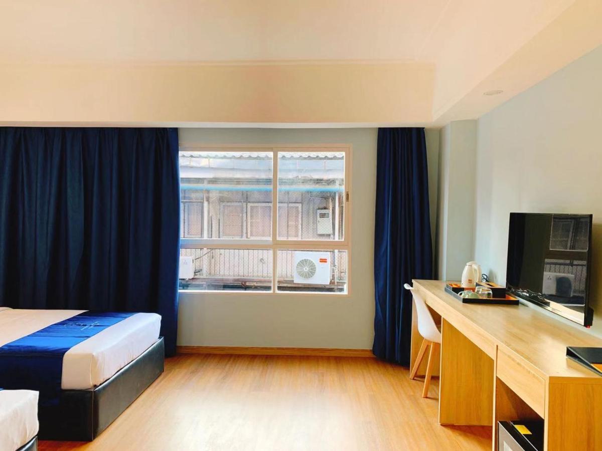 Sapphire hotel Silom Bangkok 蓝宝石曼谷酒店 Bagian luar foto A room at the hotel