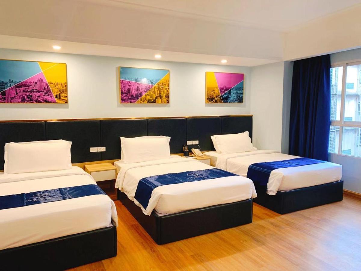 Sapphire hotel Silom Bangkok 蓝宝石曼谷酒店 Bagian luar foto Deluxe Family Room
