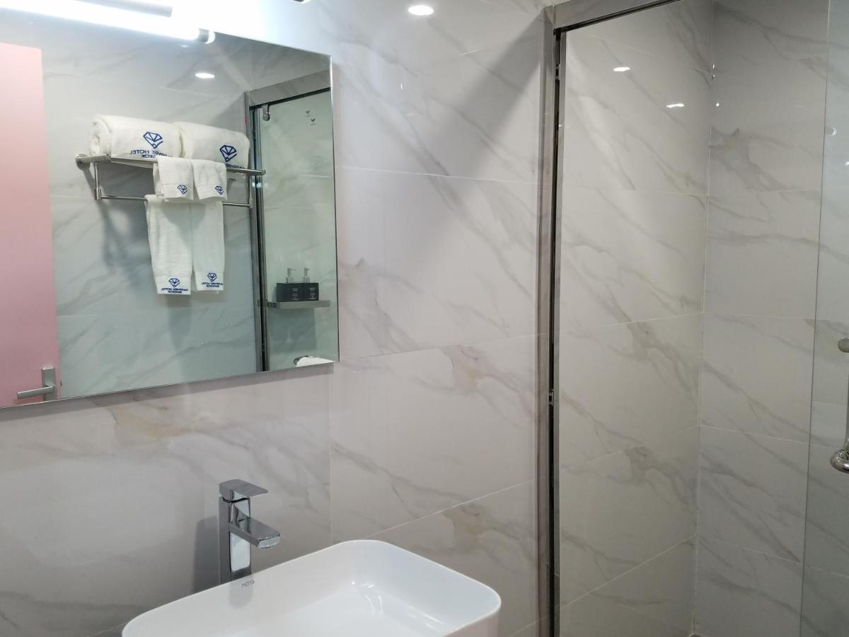 Sapphire hotel Silom Bangkok 蓝宝石曼谷酒店 Bagian luar foto Bathroom